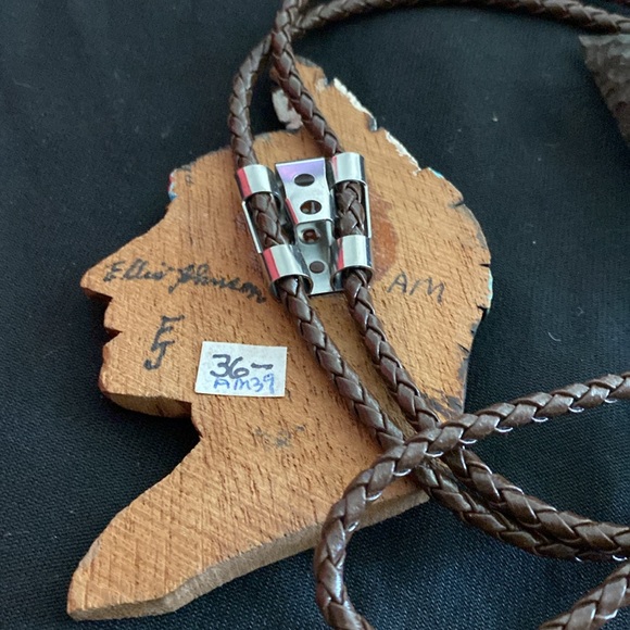 Hand carved and painted Ellis Johnson Wood Bolo tie-Rare!! - Picture 5 of 7